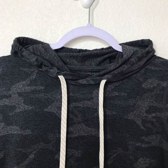 VUORI Halo Essential Hoodie Charcoal Gray Camo - Picture 5 of 13